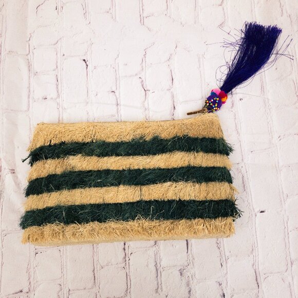 Kayu clutch with custom tastle - Picture 1 of 3